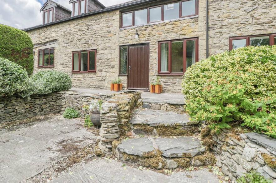 BULLFINCH COTTAGE, Pet Friendly, With Open Fire In Kingsland