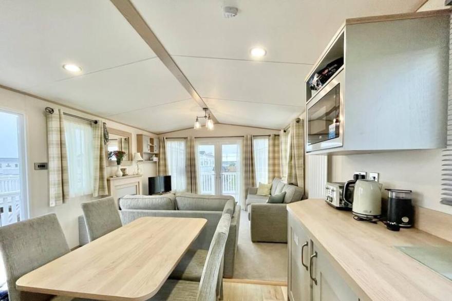 BW8 - Camber Sands Holiday Park - Sleeps 8 + 1 small pet - 3 Bedrooms - Modern