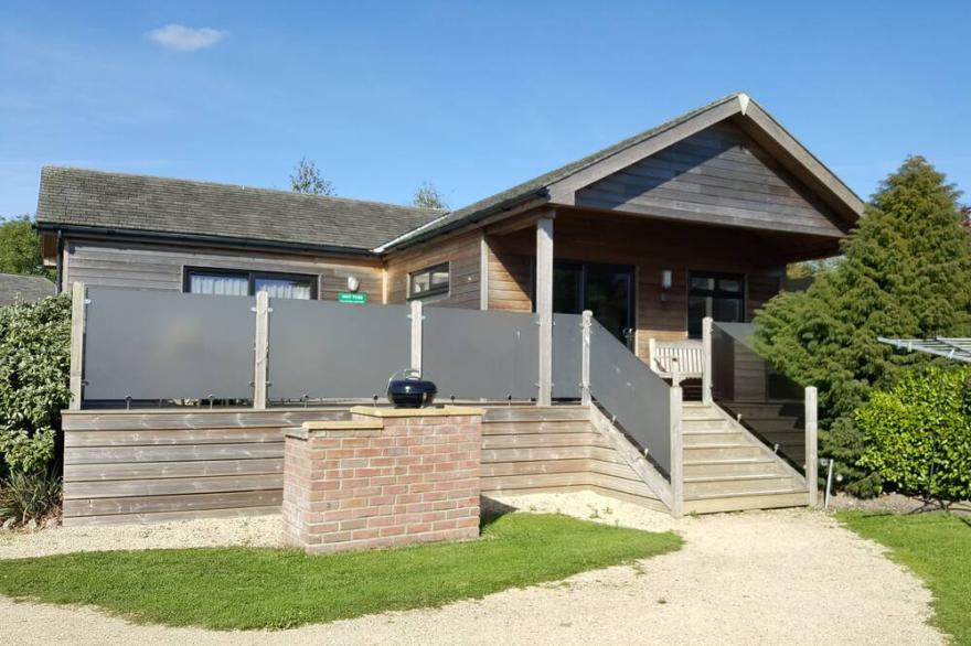 Buttercup lodge - sleeps 4/5 with hot tub & countryside views