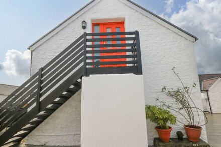 CLEMENTINE COTTAGE, pet friendly, with a garden in Manorbier