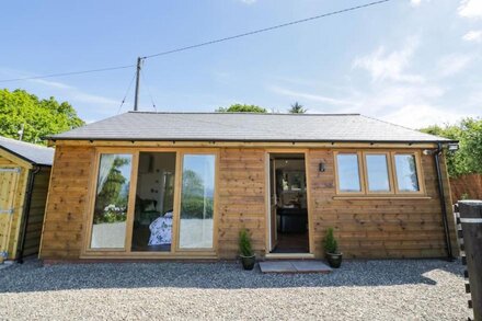 FAIRFIELD, romantic, with hot tub in Clee Hill