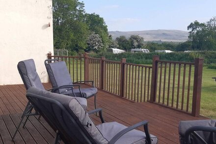 TRELEW, pet friendly, with a garden in Newport, Pembrokeshire