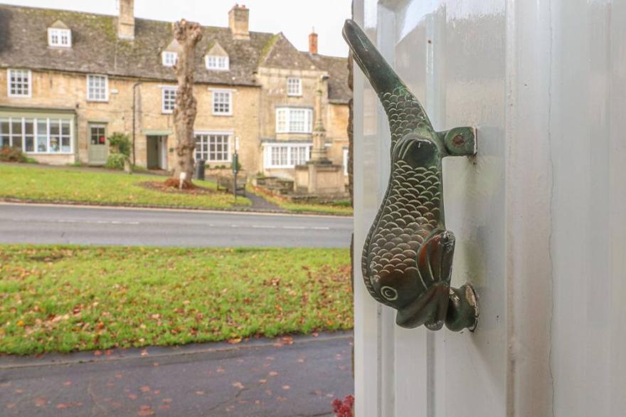 DOLPHIN HOUSE, Pet Friendly, Character Holiday Cottage In Burford