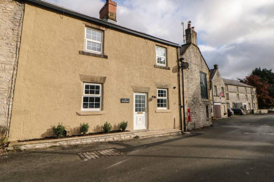 2 MARKET SQUARE, character holiday cottage in Tideswell