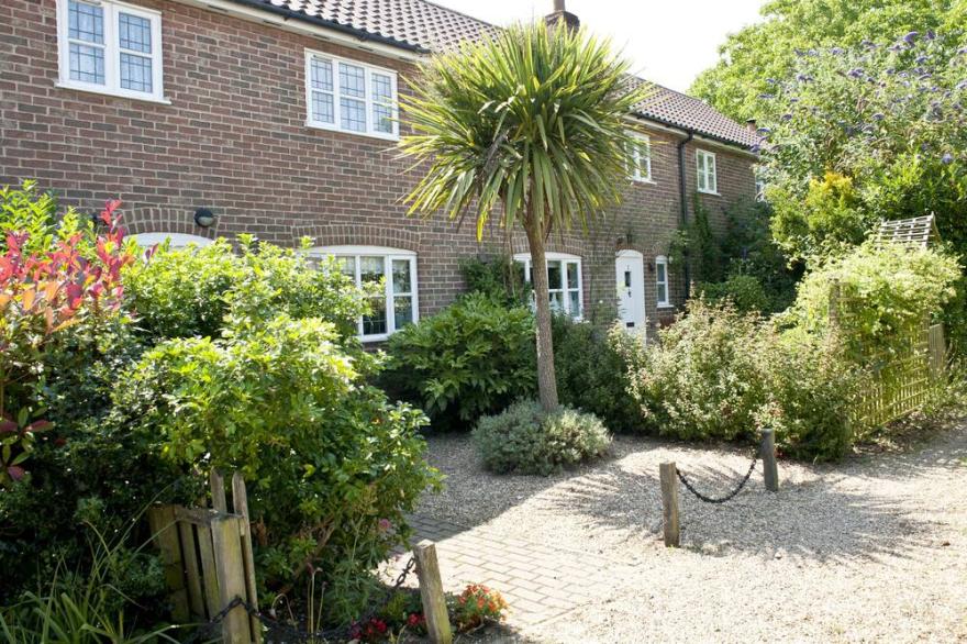 Little Chequers Is A Pretty Pet Friendly Cottage , Sleeps 3. Close To Aldeburgh