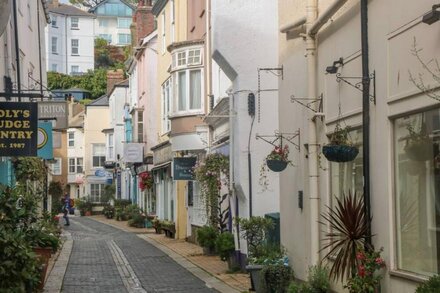 19 ABOVE TOWN, character holiday cottage in Dartmouth