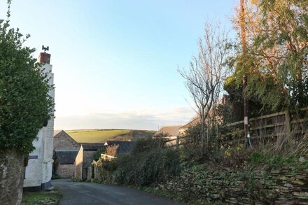 4 CUMBERLAND COTTAGES, pet friendly, with open fire in Ringmore