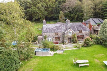 Riverside alfresco retreat with sauna & hot tub, beautiful private estate, Devon