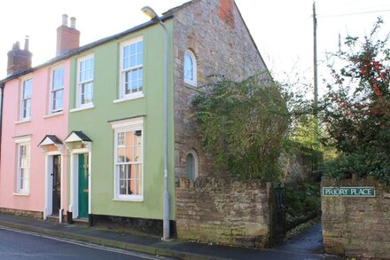 Characterful, pretty, family friendly Georgian house centrally located in Wells