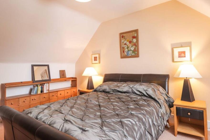 THE LARCHES, pet friendly, character holiday cottage in Kingussie