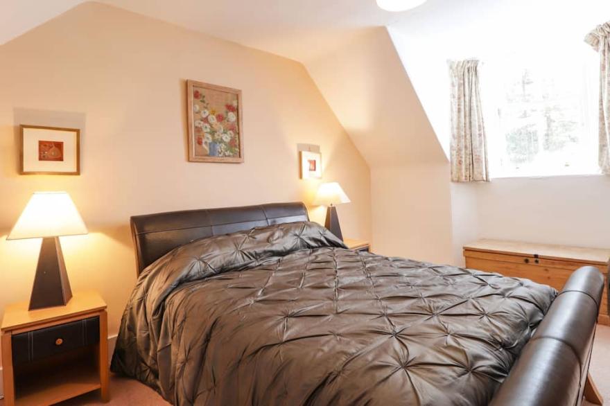 THE LARCHES, pet friendly, character holiday cottage in Kingussie