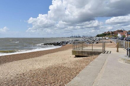 2 bedroom accommodation in Felixstowe