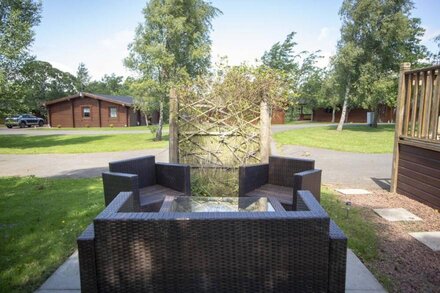 Puddleduck Lodge with Hot Tub, Felmoor Park