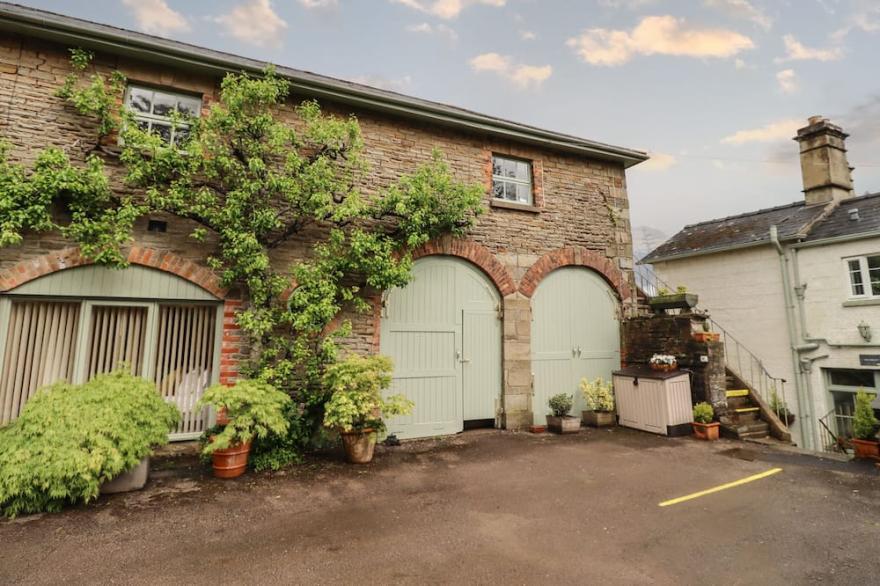 THE CARRIAGE, Pet Friendly, Character Holiday Cottage In Lydney