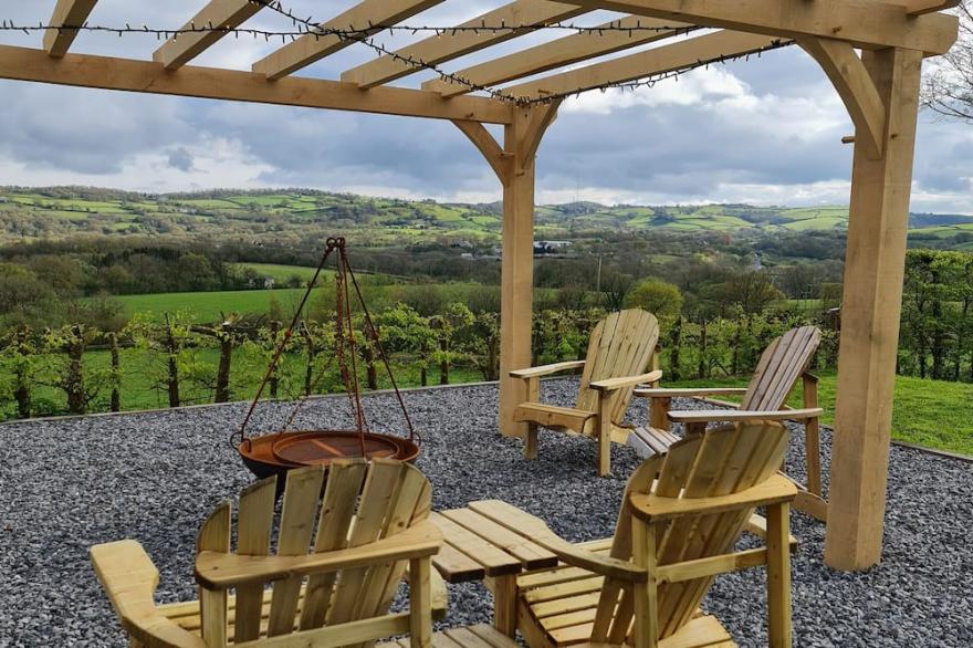 BARCUD COTTAGE, Pet Friendly, Character Holiday Cottage In Llandeilo