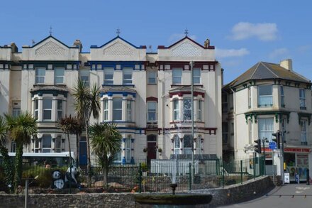 Mead Flat in the Heart of Dawlish with Great Sea Views 150m from the Beach