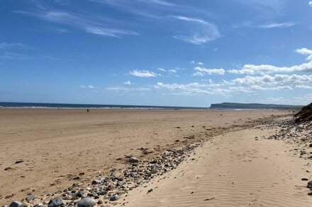 HARRINGTON COTTAGE, pet friendly, with a garden in Marske-By-The-Sea