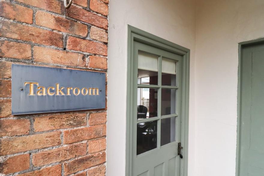 THE TACK ROOM, Pet Friendly, Character Holiday Cottage In Lydney