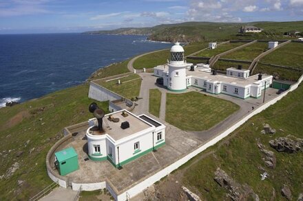 Argus Cottage situated on the Pendeen Lighthouse site, on a majestic granite headland for 3 guests.