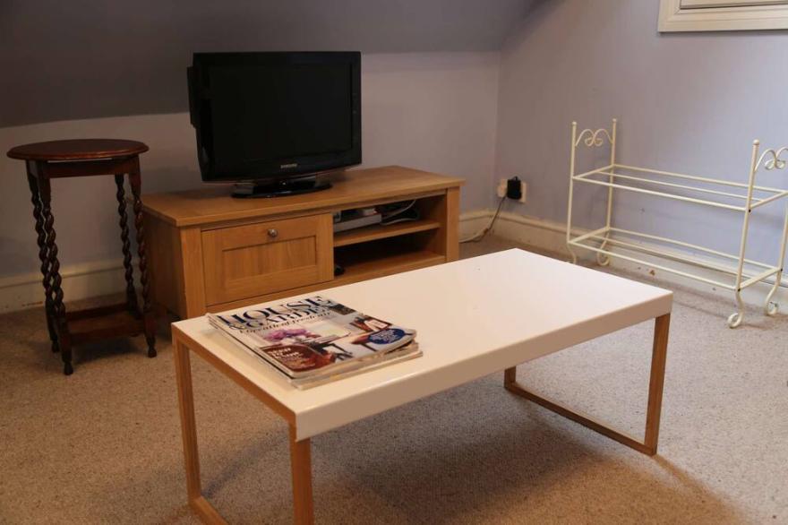 Self catered Coach House near Bath, sleep 4 with private entrance, marble bathroom, parking, Wifi