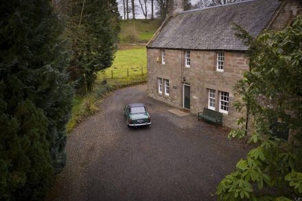 Gardener's House - a traditional stone 3 bedroom house on Arniston Estate