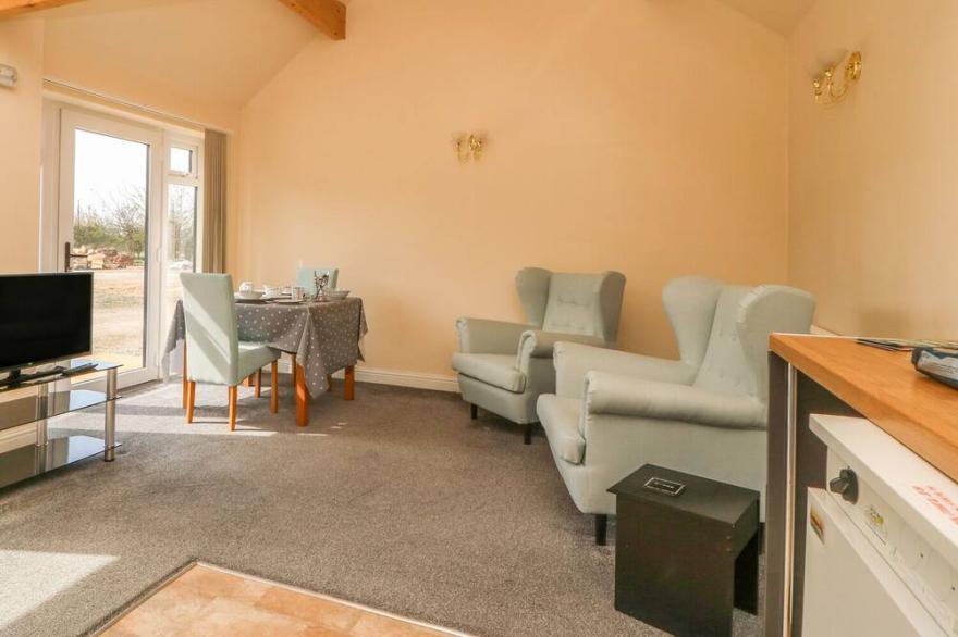 DERWENT HOUSE FARM, pet friendly, character holiday cottage in Malton