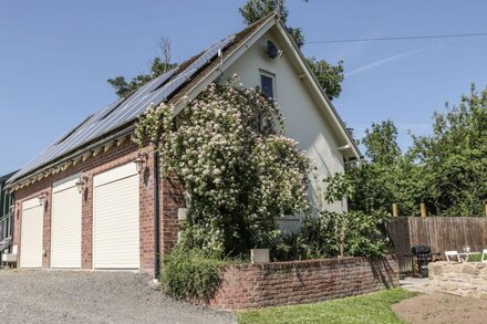 THE LOFT, with a garden in Minsterley