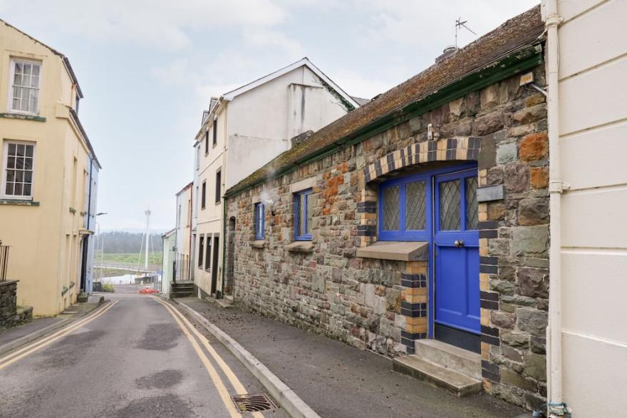 LLYS-YR-ONNEN, Romantic, Character Holiday Cottage In Carmarthen