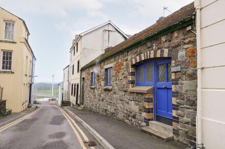 LLYS-YR-ONNEN, romantic, character holiday cottage in Carmarthen