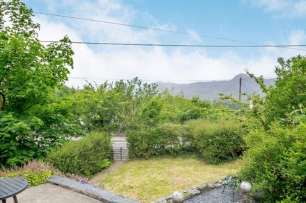 BRONDDERWEN, with open fire in Blaenau Ffestiniog