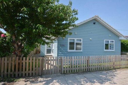 Swallows Beach Chalet |Sleeps 6 Walk to the Beach