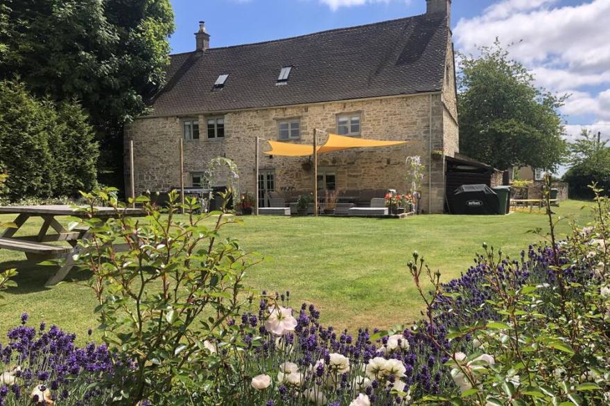 Stunning Cotswold Retreat - Cotswold Valley View Manor - Sleeps Upto 20