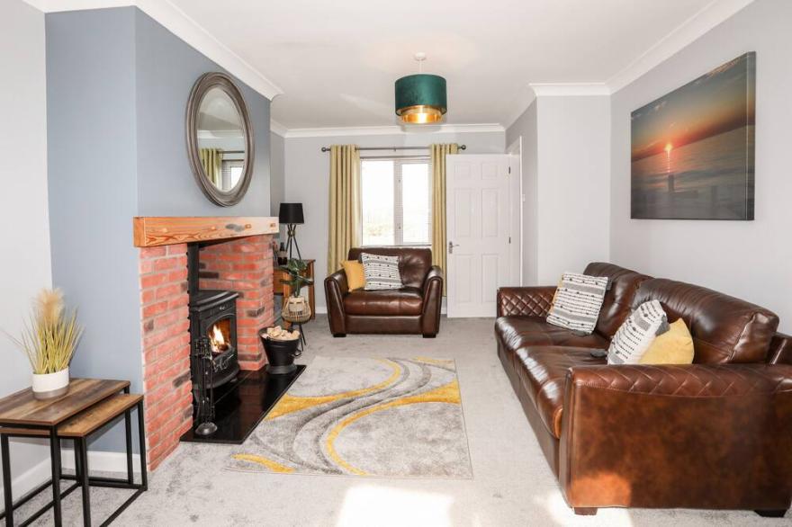 MOR A MYNYDD, family friendly, character holiday cottage in Trefor