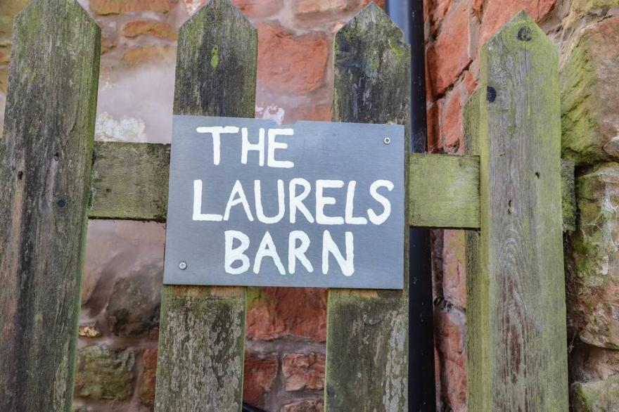 THE LAURELS BARN, pet friendly, with a garden in West Felton