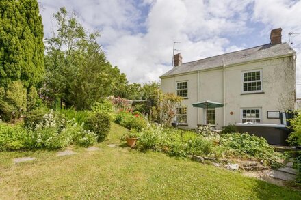 GARDEN COTTAGE, family friendly, with pool in Bideford