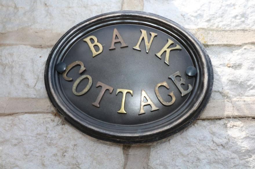 BANK COTTAGE, Pet Friendly, With Open Fire In Bradwell