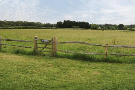 SHEPHERDS HUT, romantic, with a garden in Barcombe Cross