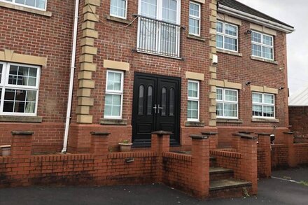 House In the Heart of town 15 min from Manchester City. ( Sleeps 15+)