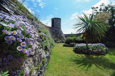 (NH) Cottage in private I grade listed estate with a sea and mountains view