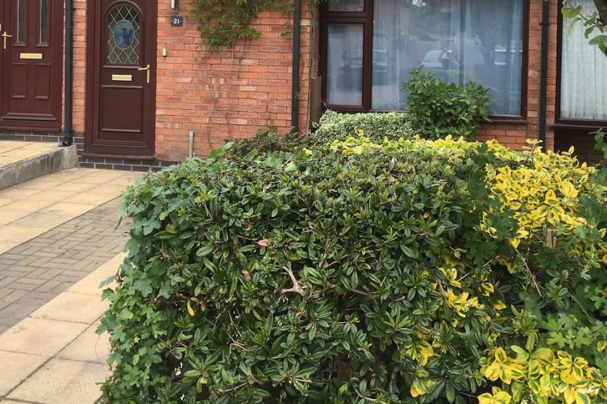 2 bedroom house in Chester city with parking, covered outdoor terrace and garden