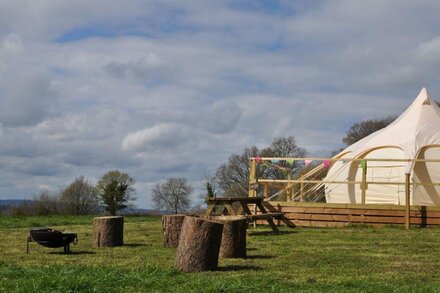 Lovely spacious lotus bell tent in Shaftesbury, UK