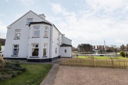 BANK HOUSE, family friendly, character holiday cottage in Mablethorpe