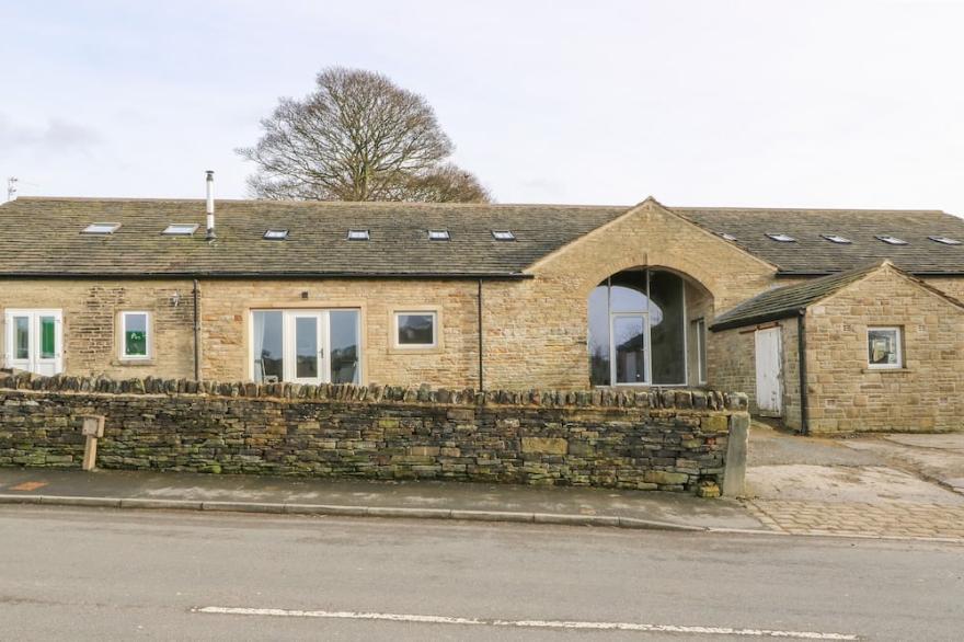 1 BARN COTTAGES, Family Friendly, With A Garden In Halifax