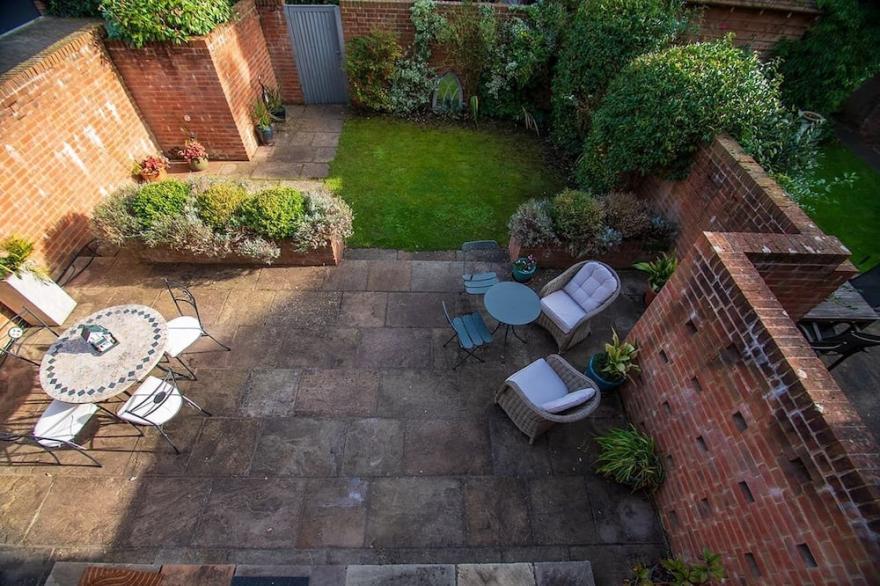 FABULOUS 4 BED TOWN-HOUSE IN CENTRAL MARLOW CLOSE TO RESTAURANTS, PARK & RIVER