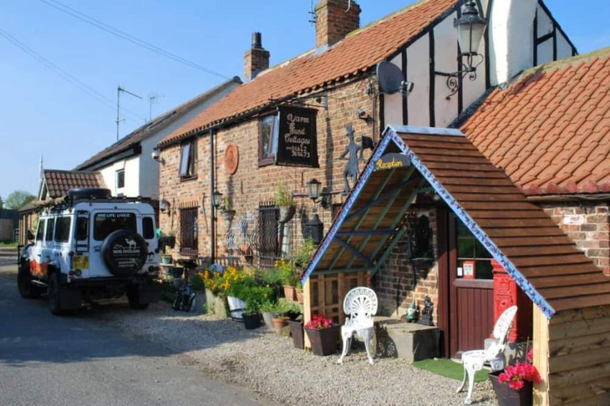 COTTAGE SLEEPING 11 GUESTS <br>QUIRKY !! NEXT TO FOX COVERT PUB YARM