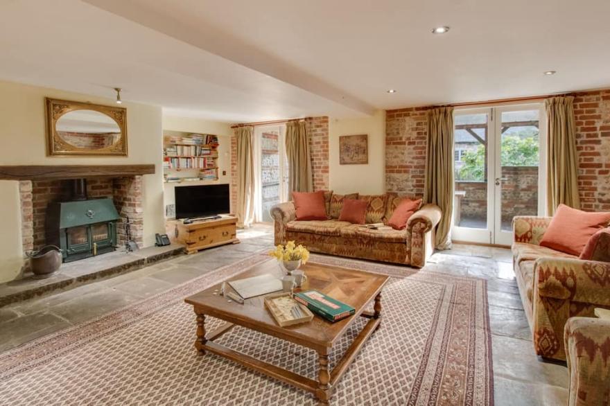 MANOR FARM BARN, Pet Friendly, Character Holiday Cottage In Dewlish