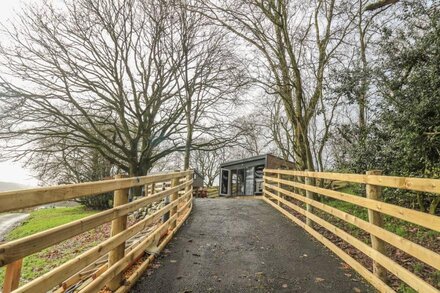 THE FOX DEN, with hot tub in Rhayader