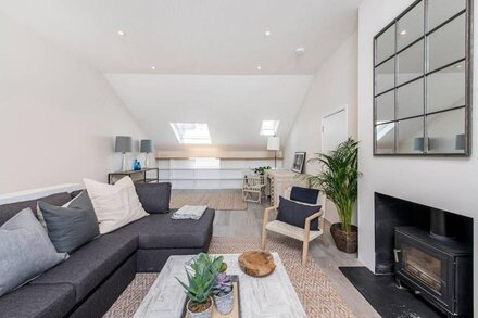 Divine 3-Bed Mews House, Battersea