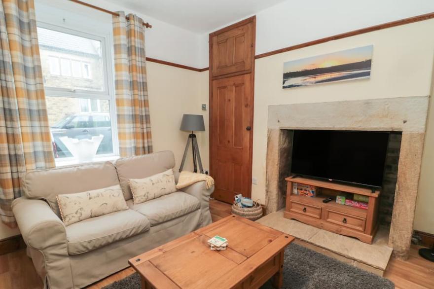 CORAS HOUSE, pet friendly, character holiday cottage in Amble