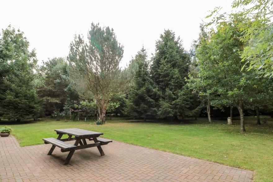 23 LAKESIDE DRIVE, pet friendly, country holiday cottage in Felton